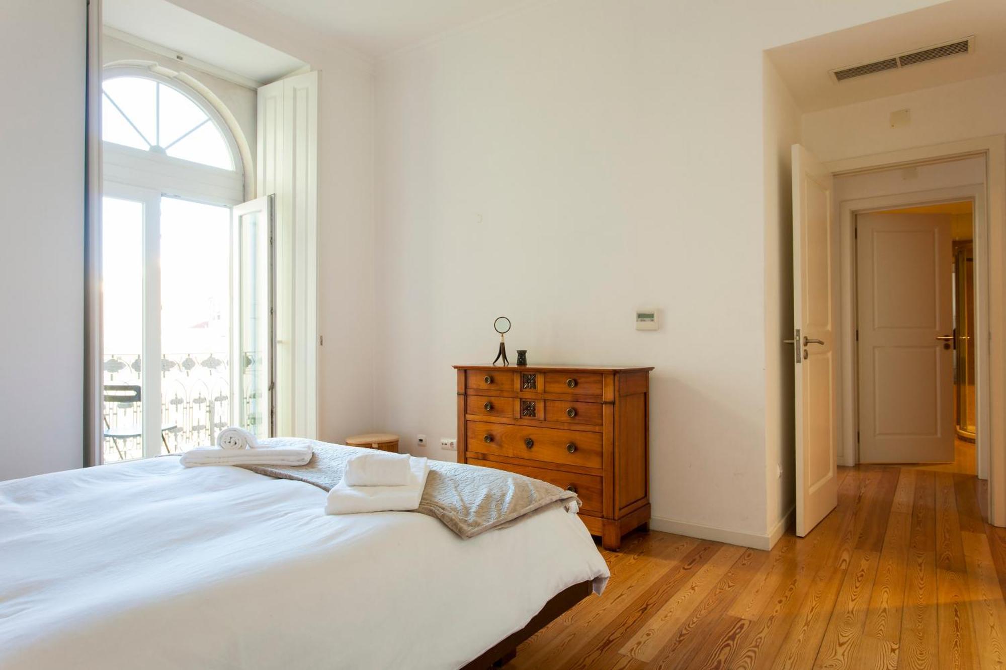 Joivy Stunning Design In Chiado Apartment
