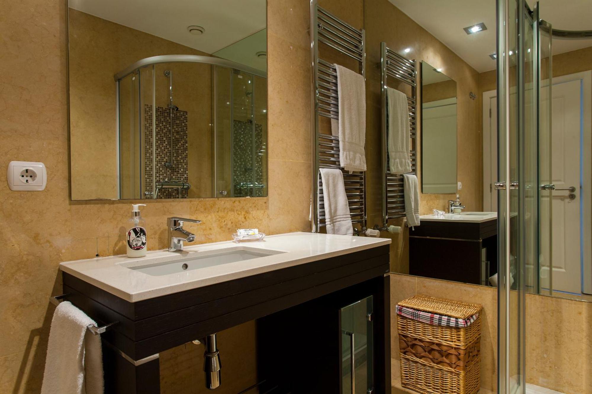 Joivy Stunning Design In Chiado Apartment *