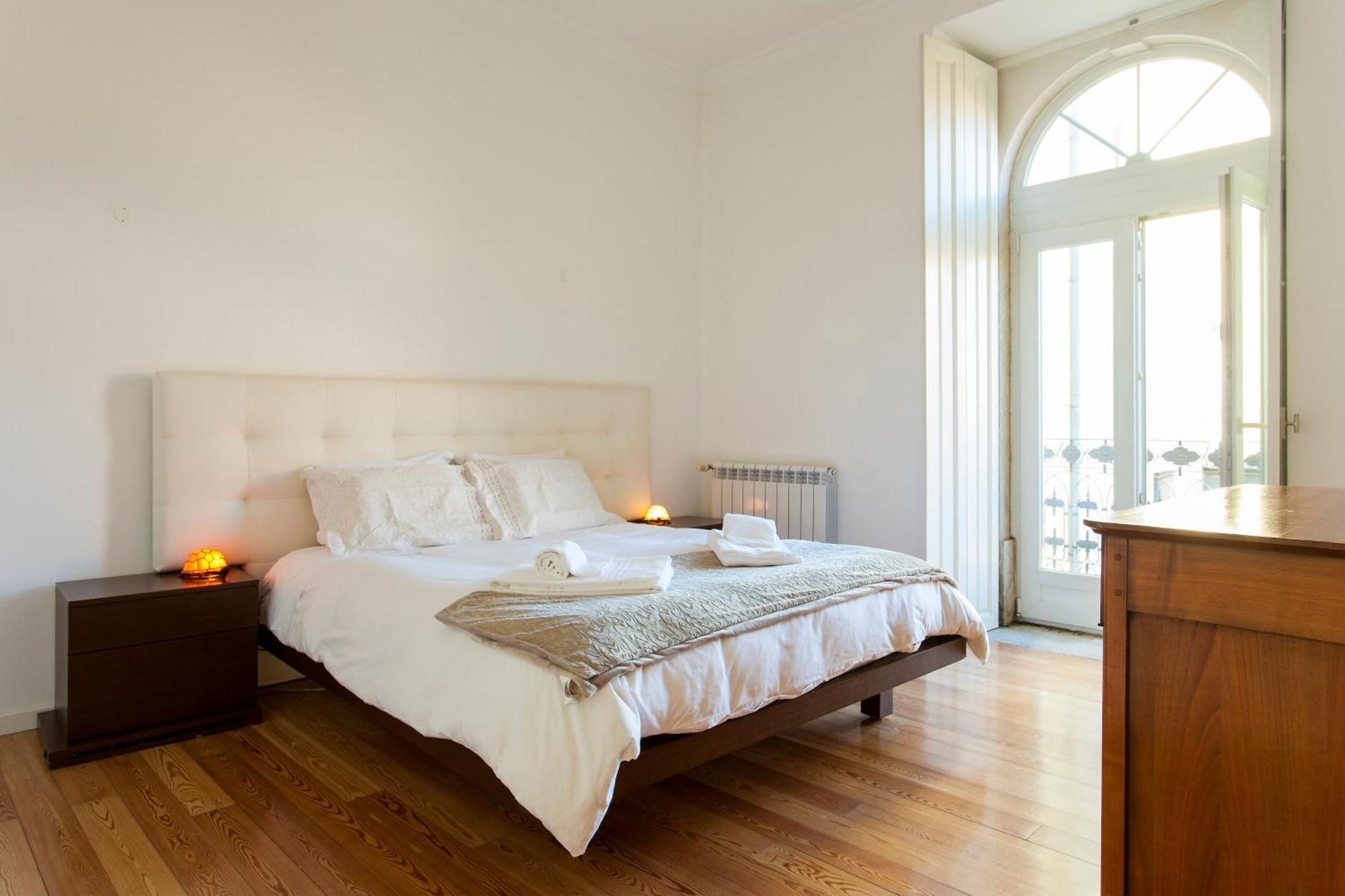 Joivy Stunning Design In Chiado Apartment *