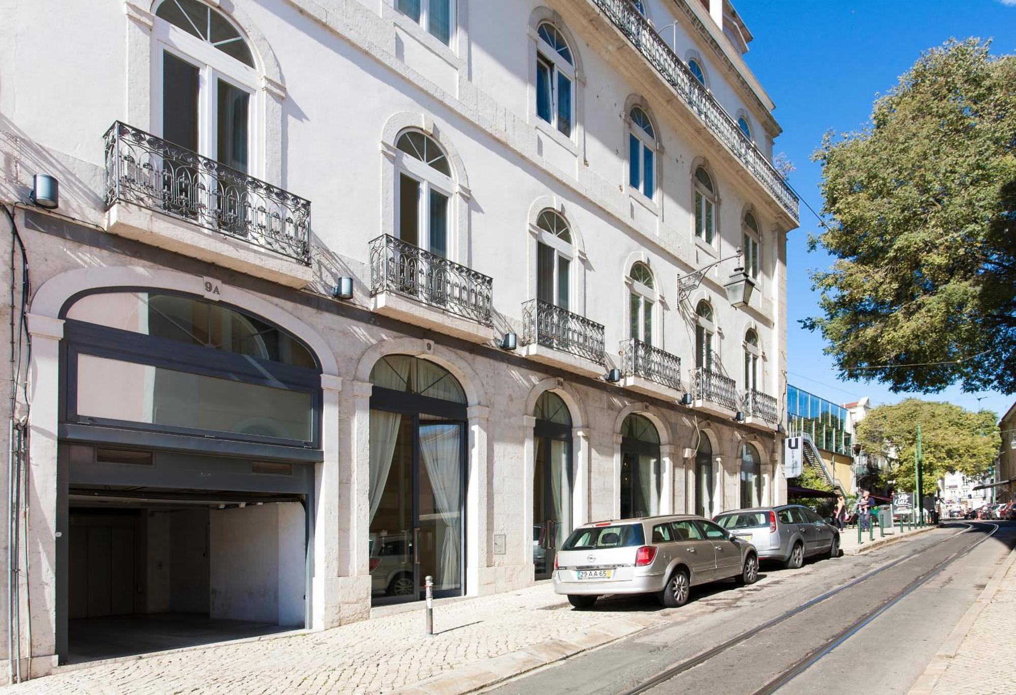 Joivy Stunning Design In Chiado Apartment Lisbon
