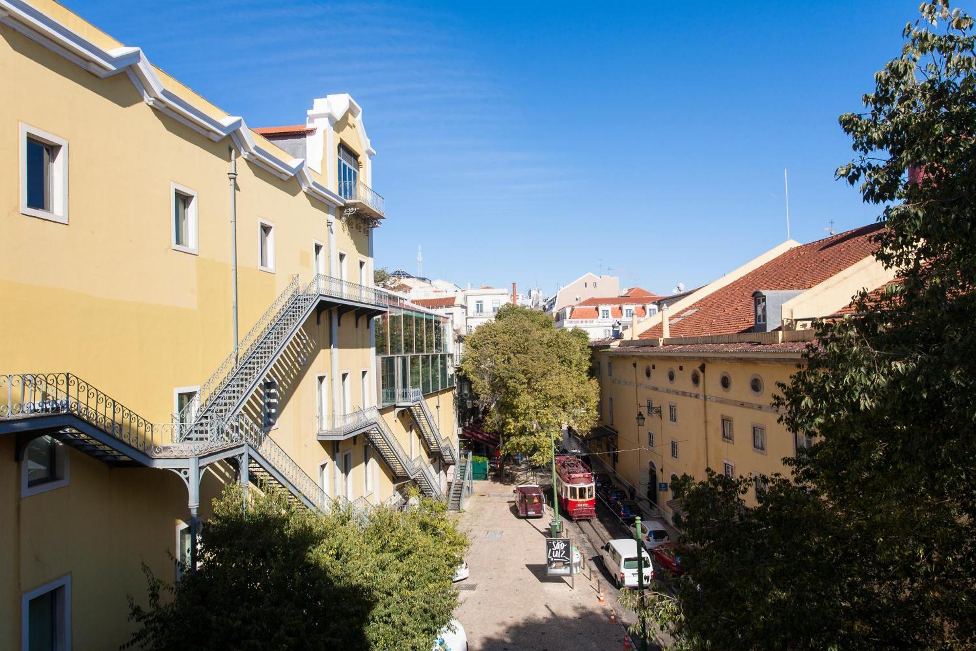 Joivy Stunning Design In Chiado Apartment Lisbon
